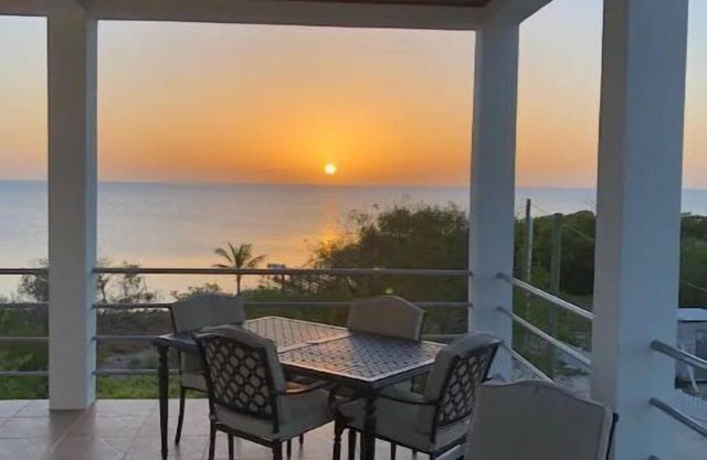 Royal Palm @ Palm Life Belize: Upscale condo overlooking the Caribbean Sea!n