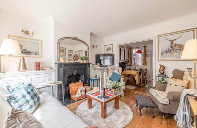 Royal Windsor Castle Cottage | With Courtyard