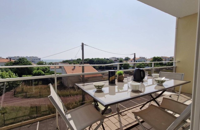 Royan - APARTMENT with SEA VIEW - ONLY 300m from the BEACH and SHOPS