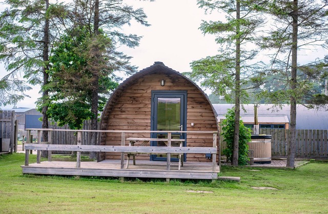 Rural Cabin With Hot Tub & Accessible Facilities