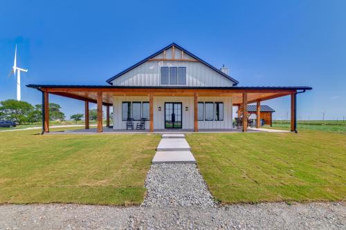 Rural Home with Hot Tub Less Than 7 Mi to Winery and Golfing