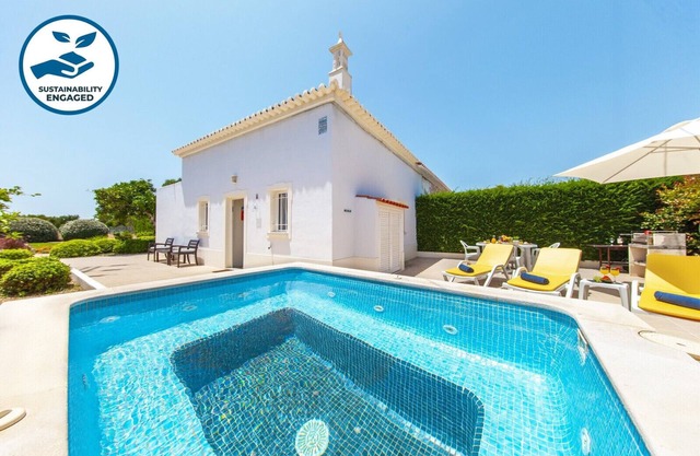Rural retreat with plunge pool & BBQ