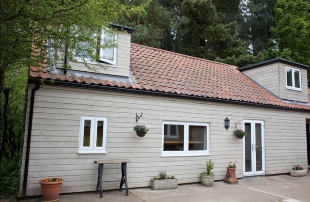 Rural, secluded holiday lodge close to beaches and Sandringham