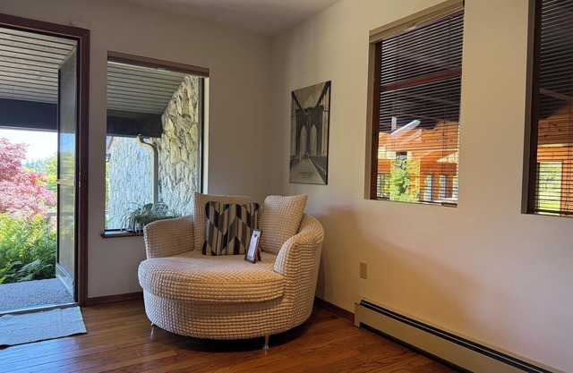 Rural suite with spectacular, sunrise and agricultural views. Pet Friendly!
