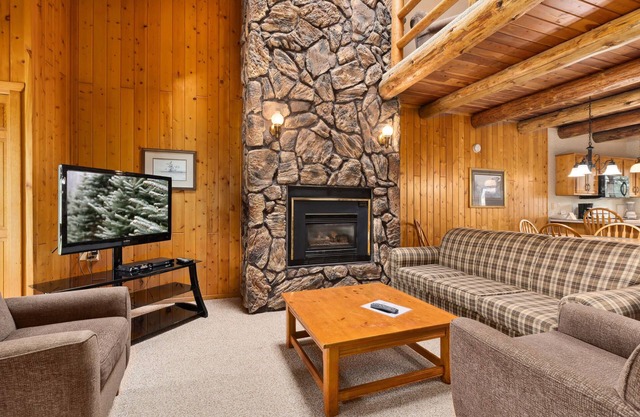 Rustic 2BR Loft Cabin w/Deck in Pelican Woods