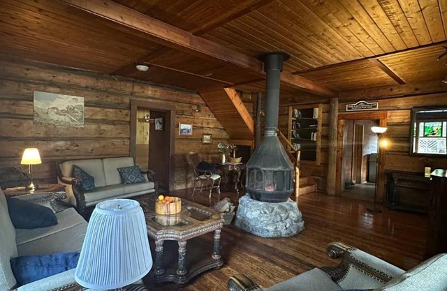 Rustic Beaverfoot Lodge Room N3