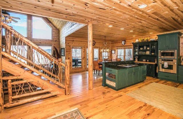 Rustic Cabin 0.4 miles from Lake Burton - 3 bedroom/3.5 bath - Beautiful views