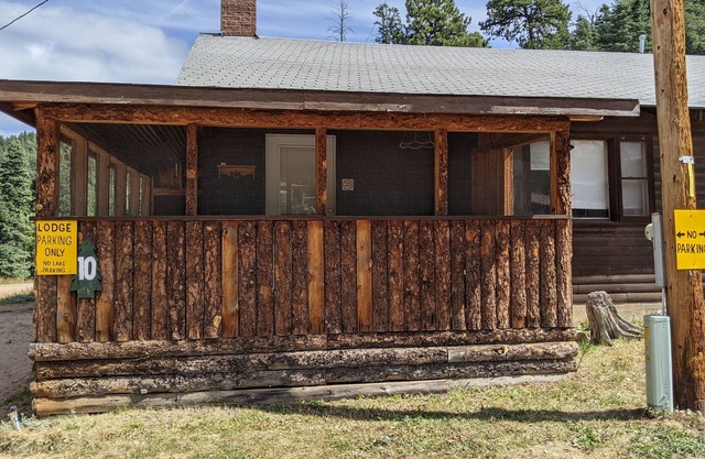 Rustic Cabin #10 next to Lake Isabel - cozy family cabin with fireplace!