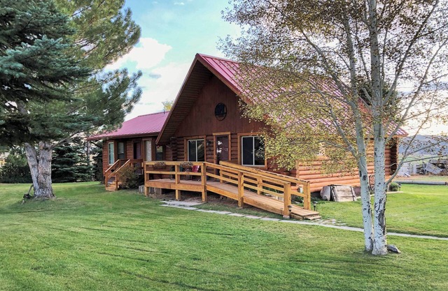 Rustic Cabin 20 Mins to Capitol Reef Nat'l Park!