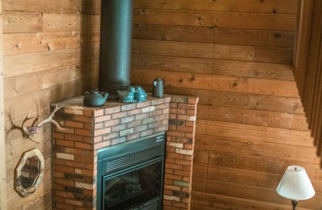 Rustic Cabin for 2 in Oak Creek Cabin