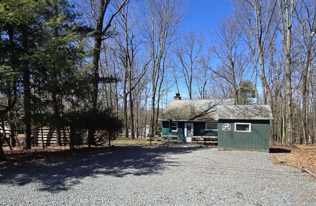 Rustic Cottage Getaway by Lake Wallenpaupack - 2 bedroms and Large Loft