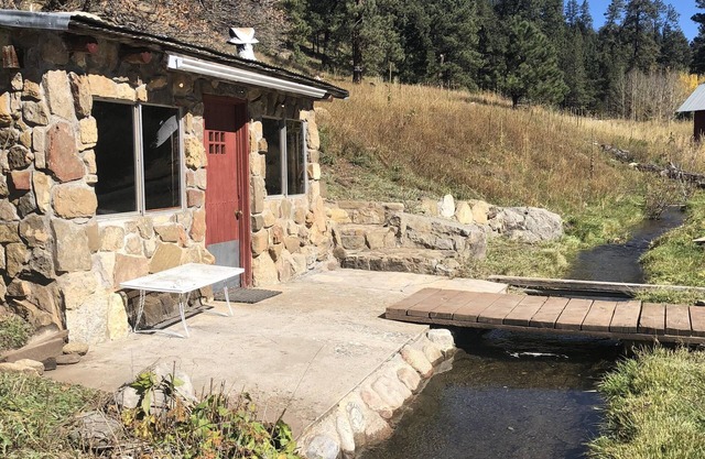 Rustic Cowboy-Cougar Cabin On the Pecos River