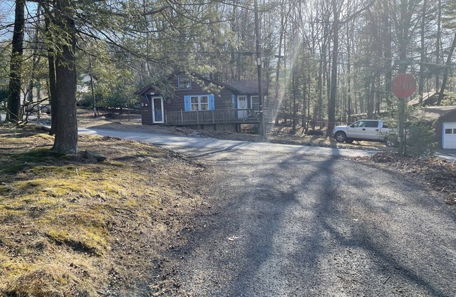Rustic Cozy Cabin just yards from the lake!