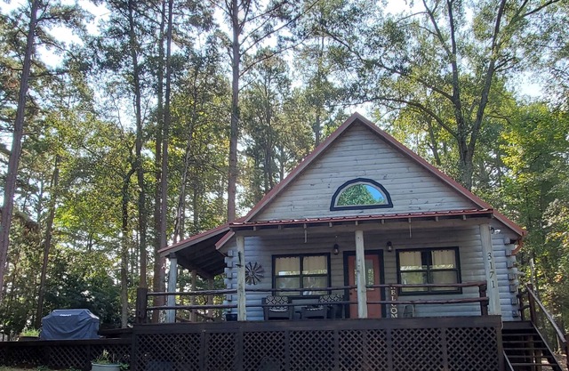 Rustic Log Cabin on beautiful Lake Hawkins