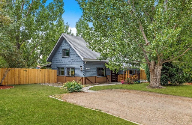 Rustic modern loge cabin in Steamboat Springs - 3 bedrooms and 2 bathrooms