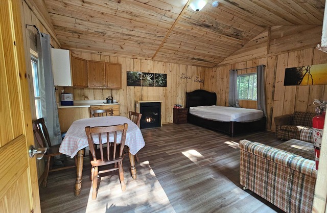 Rustic Off Grid Cabin. Pet Friendly, Private environment