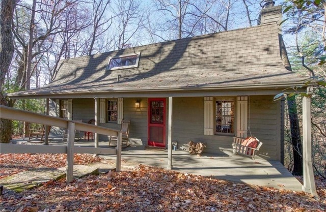 Rustic, Private, Cozy Cabin Getaway in Mountains of Big Canoe