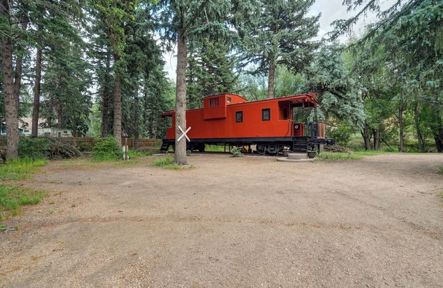 Rustic Railway Retreat - Historic caboose - 10 min from Colorado Springs