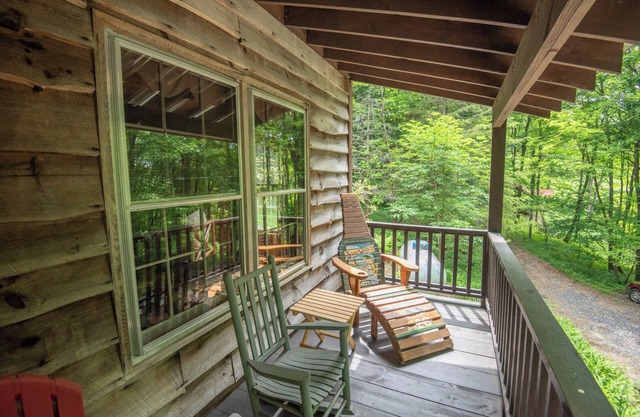 Rustic Retreat - Wood Burning Fireplace - Short Drive To New River - 20 Min to WJ