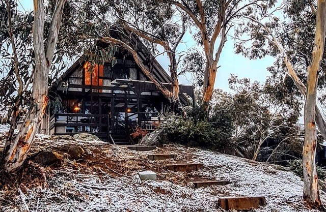 Rustic Ski Chalet lakeside home great views 5 bedroom sleeps12, EV charger WIFI
