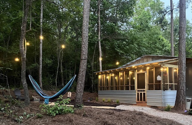 Rustic Tiny House - Cheaha State Park -Lake Wedowee with Hot Tub , Sleep 2