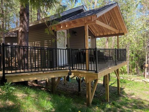 Rustic Tree House with Woodland Valley Views in Elba, Minnesota