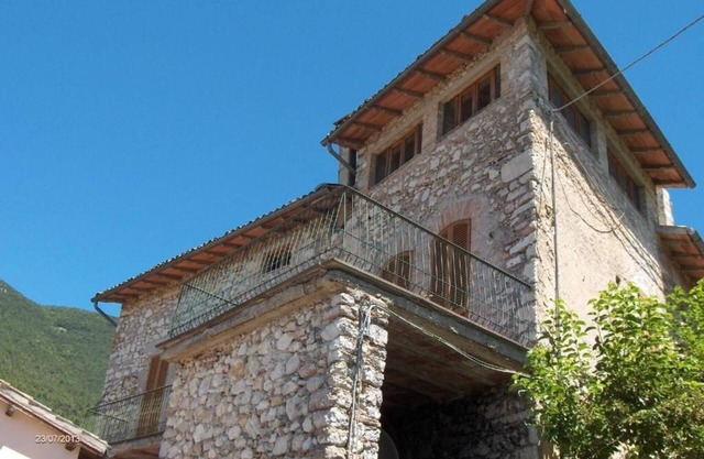 RUSTIC VILLA WITH BEAUTIFUL VIEW OVER THE UMBRIAN VALLEY