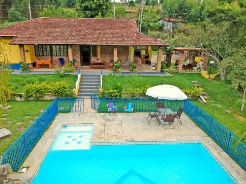 Sítio com piscina e lago