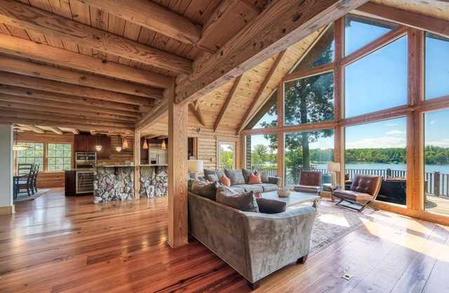 S'Lumber Party- Log Home, Sandy Beach, Private Launch, Screened in Porch, and Views Galore