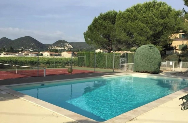 Sablet - swimming pool - tennis - 200m from village center - in the vineyards