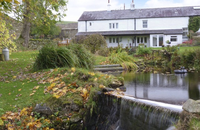 SAETR COTTAGE, pet friendly, with open fire in Bolton-By-Bowland