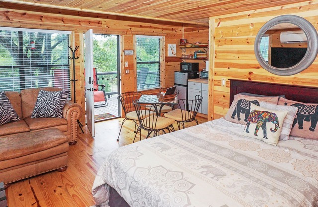 Safari Treehouse w/Fire Pit, Grill & Seasonal Creek Views in Dripping Springs