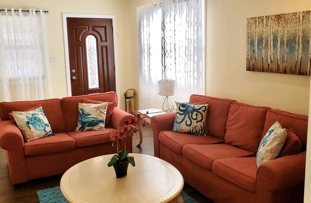 *Safe & Clean*Full Kitchen*Smart TV’s*5min→Beach