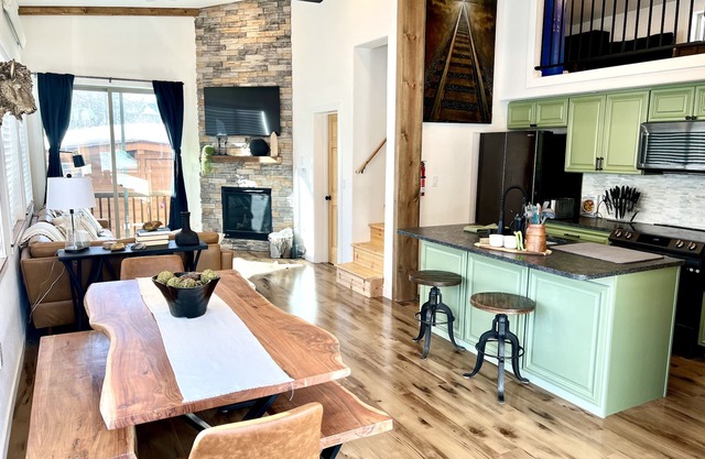 Sage Mountain Chalet w/Resort Amenities, hot tub, pool, fire pit, BBQ!