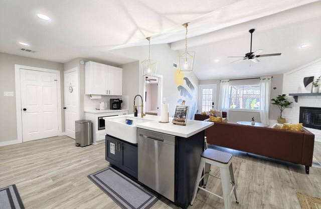 Sageview Cottage – Vibrant 4 BDR w/Pool! Pet Friendly, 20 Min to Downtown