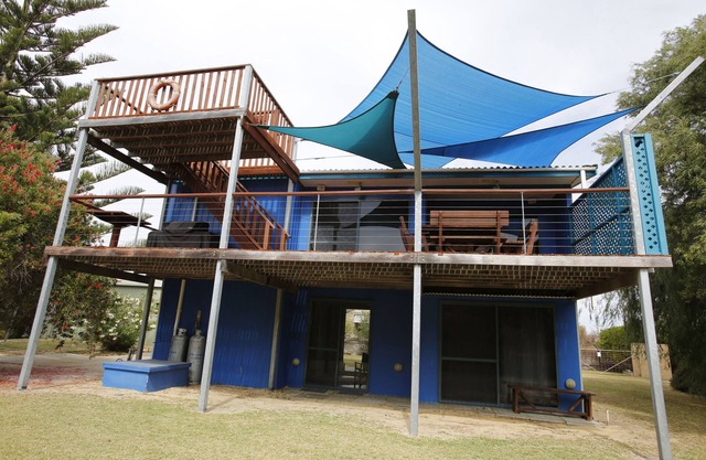 Sail House - Overlooking lancelins main park.