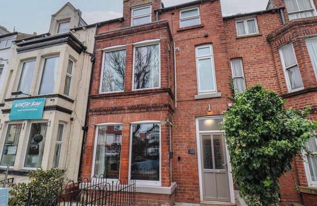 SAIL LODGE, pet friendly, country holiday cottage in Scarborough