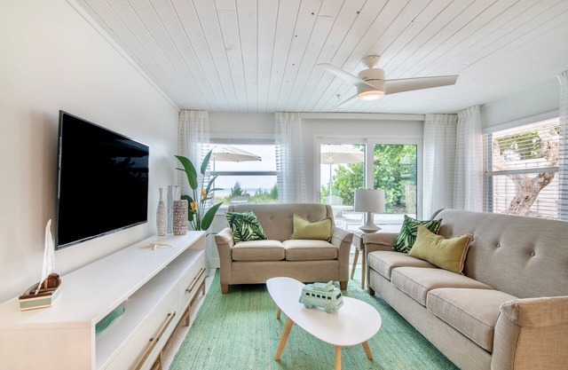 Sailfish Gulf Suites #2, Beachfront, Steps to the Sand