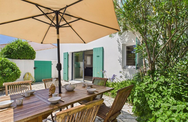 Saint-Clément, 400 m from the beach, Village heart