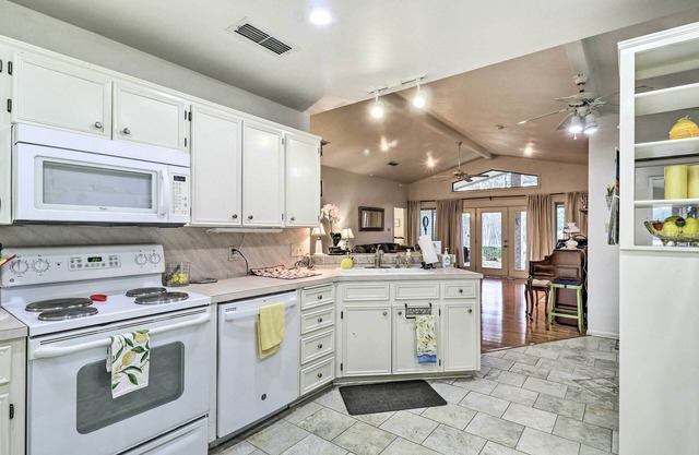 Salado Retreat w/Grill & Golf Course Views!