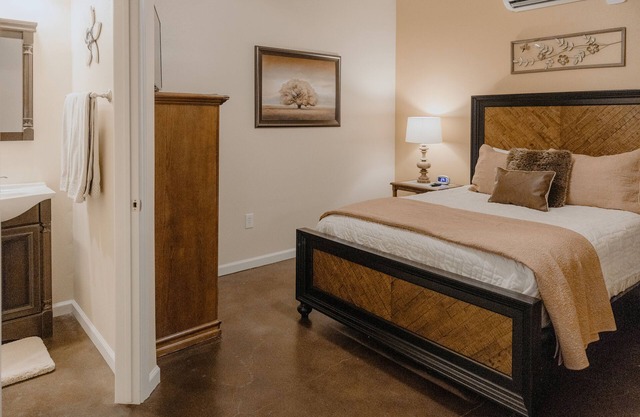 Salir Room - the La Aldea Building - Asante Lodging & Events