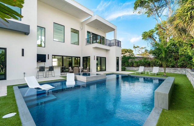 SALT HAUS 6BD 6BA Putting green, heated pool and spa. WALK TO BeACH!2025 build!