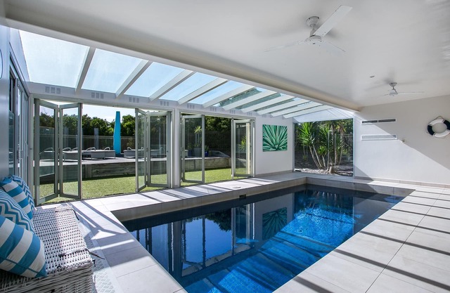 Saltaire St Andrews Beach - Set on a 1/2 acre with indoor swimming pool and 2 living areas