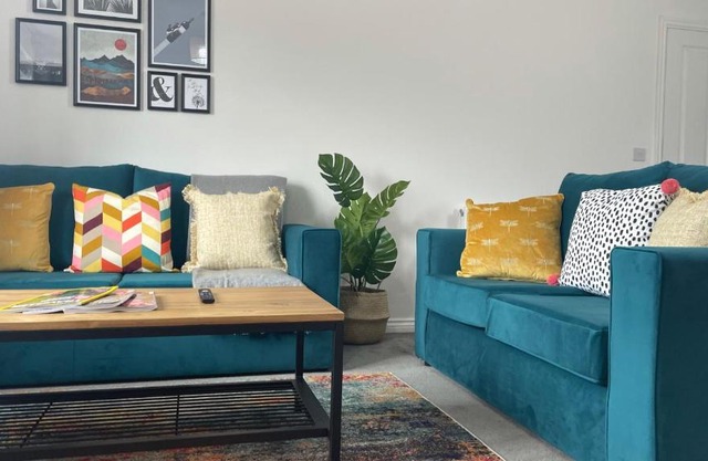 Saltbox Properties- Modern 2 bed, 2 bath apartment with off street parking, sleeps 6