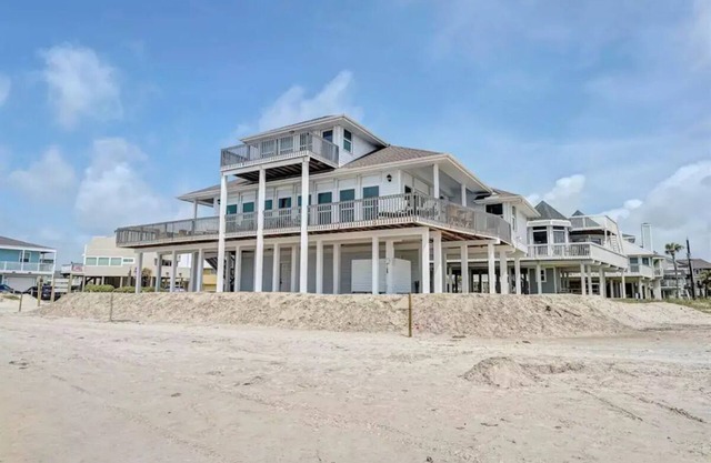 Sand Beach Home - Beach front sleeps 25+people!
