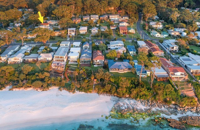 Sandals at the Bay - Downstairs, Hyams Beach
