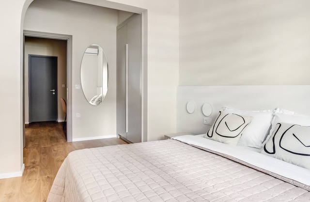 Sanders New Town - Adorable 1-Bdr. Apt. w/ Balcony