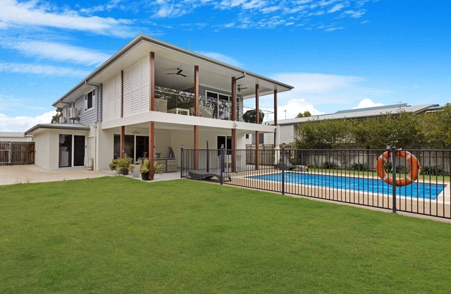 Sandie’s at the Beach - 4 Bed Retreat with Pool