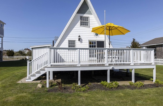 Sandpiper Cottage - Cozy summer cottage across the street from the beach!
