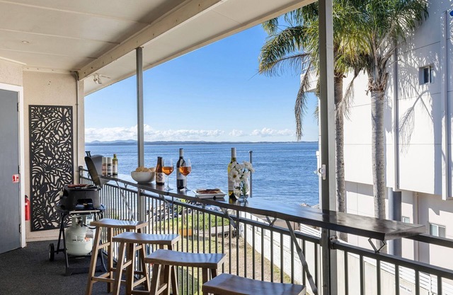 Sandy Point Escape - waterfront apartment, walk into pristine waters, walk to beach